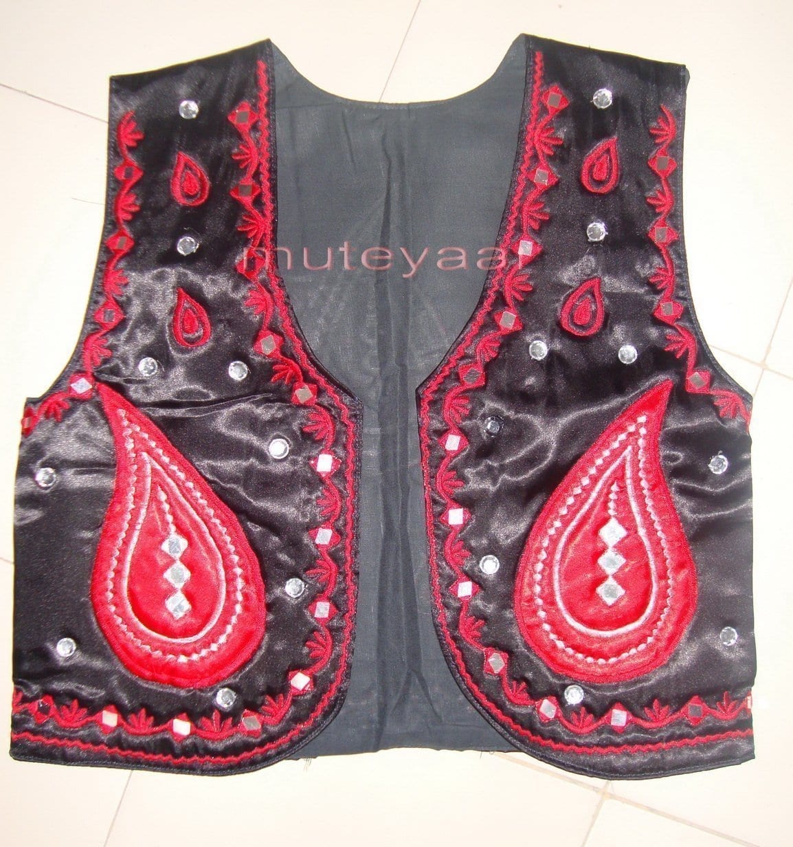 Black Red Girl's Bhangra Costume with separate jacket / vest Black Red Girl's Bhangra Costume with separate jacket / vest