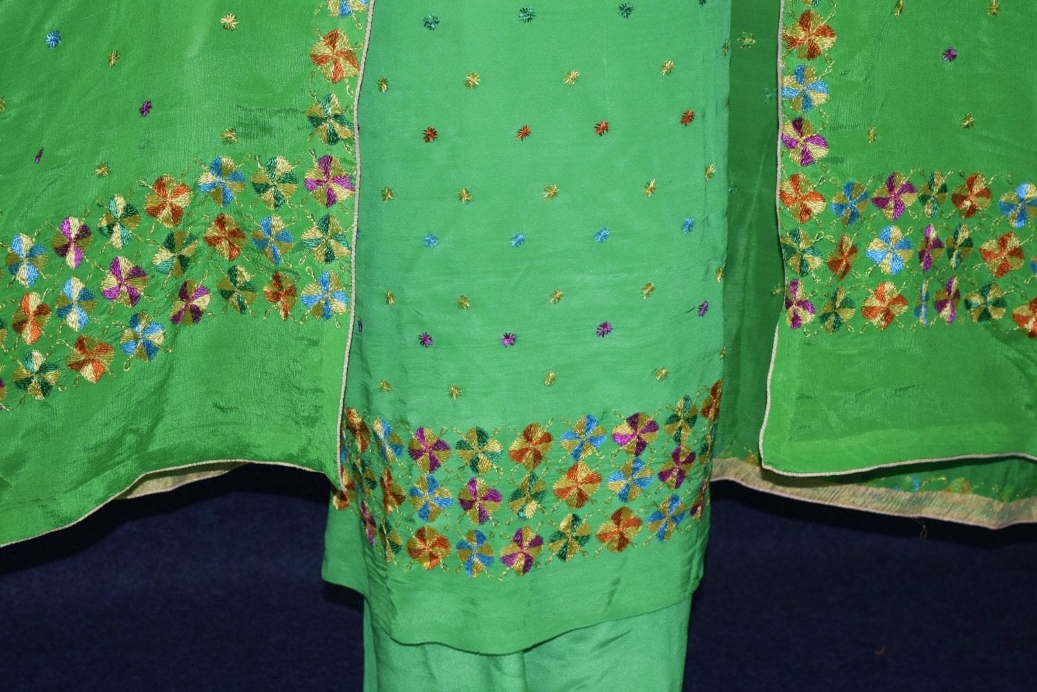 Parrot PURE CREPE Hand PHULKARI Salwar Kameez Suit CHINON DUPATTA F0715 Parrot PURE CREPE Hand PHULKARI Salwar Kameez Suit CHINON DUPATTA F0715